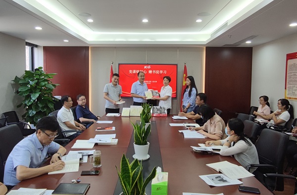 黨課銘初心，贈(zèng)書促學(xué)習(xí)——徽鹽地產(chǎn)集團(tuán)機(jī)關(guān)第二黨支部推動(dòng)黨史學(xué)習(xí)教育再升溫